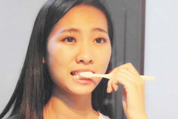 牙缝太大总塞牙怎么清理,为什么吃饭老是吃出异物