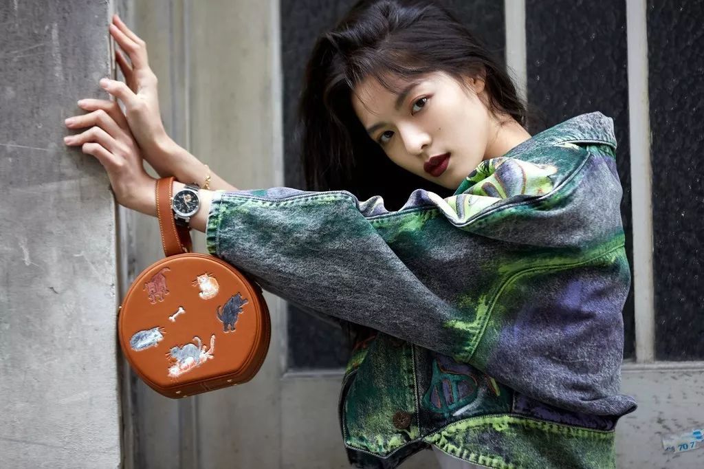 当代女生消费观名牌包,现代女士包