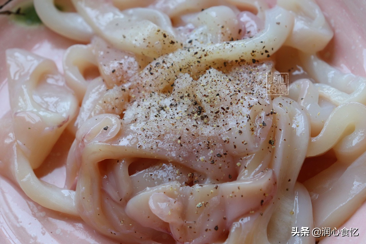 家中自制香酥鱿鱼圈,香酥鱿鱼圈炸制过程