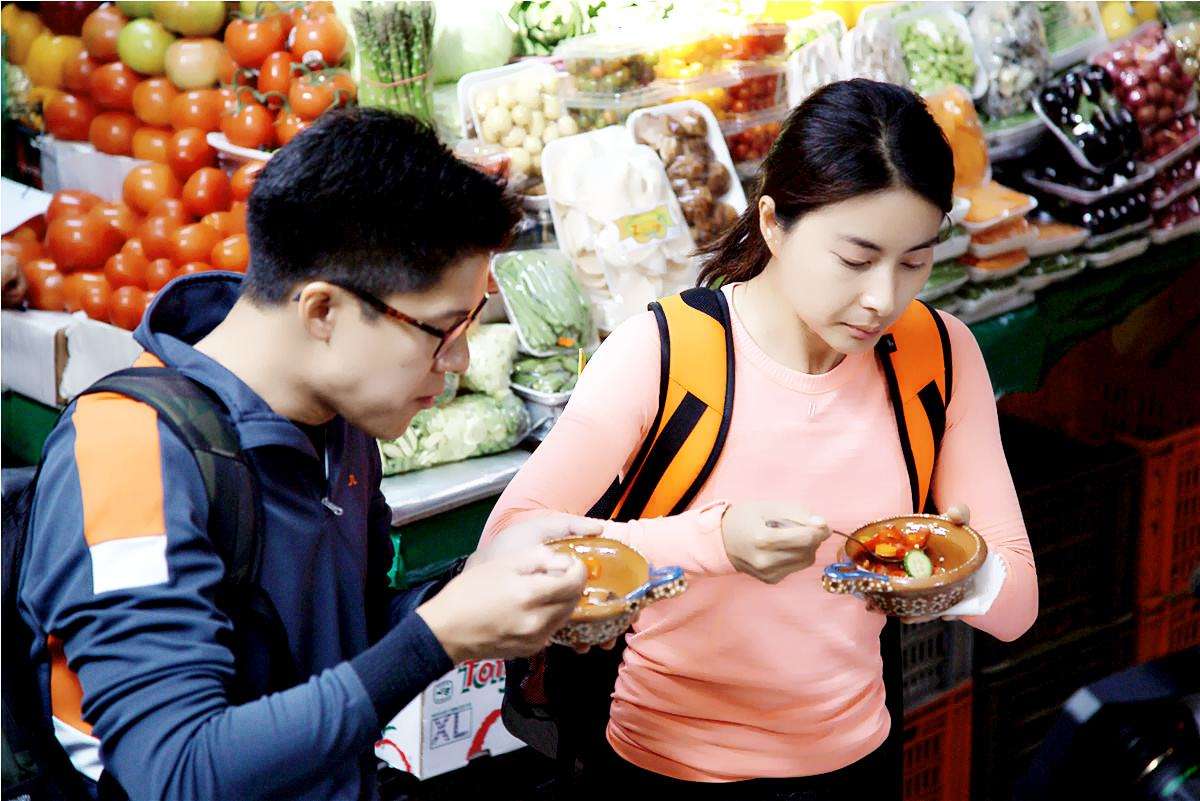 郭晶晶买地摊货的样子,阔太太郭晶晶