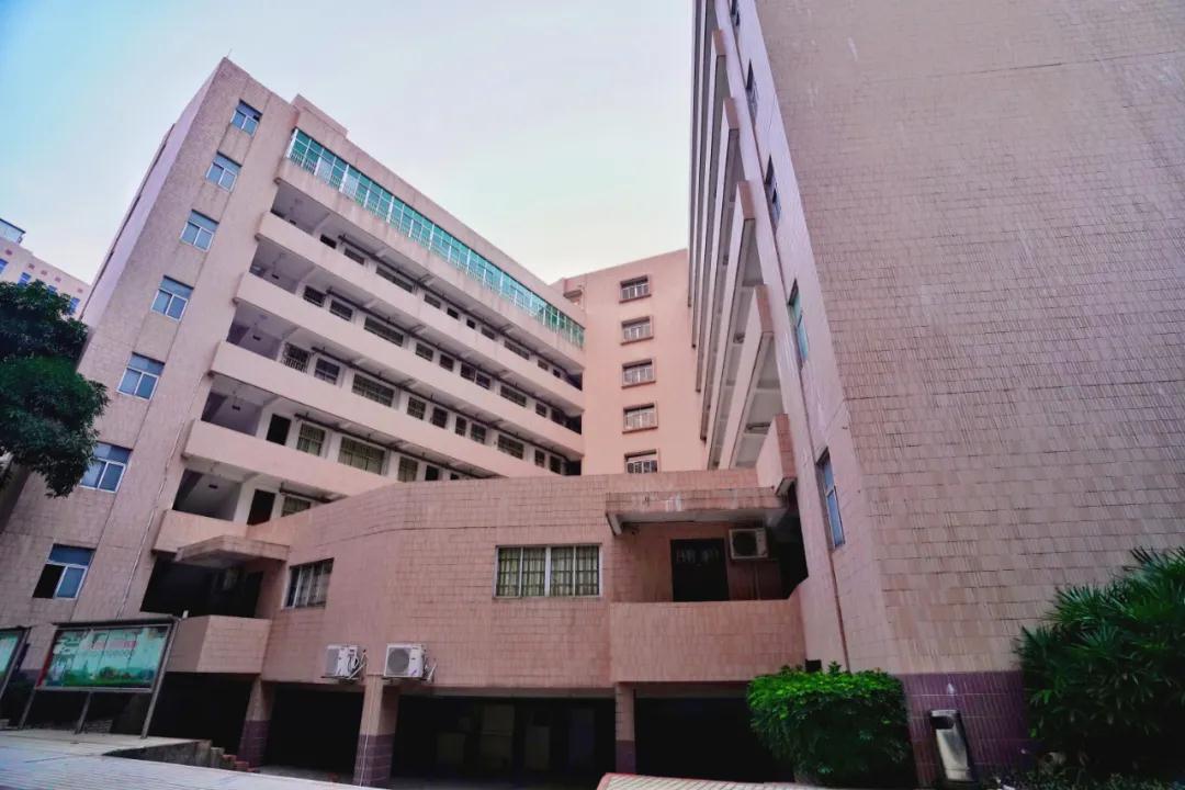 占地面积超过三千亩的大学校区,占地3000平方米学校