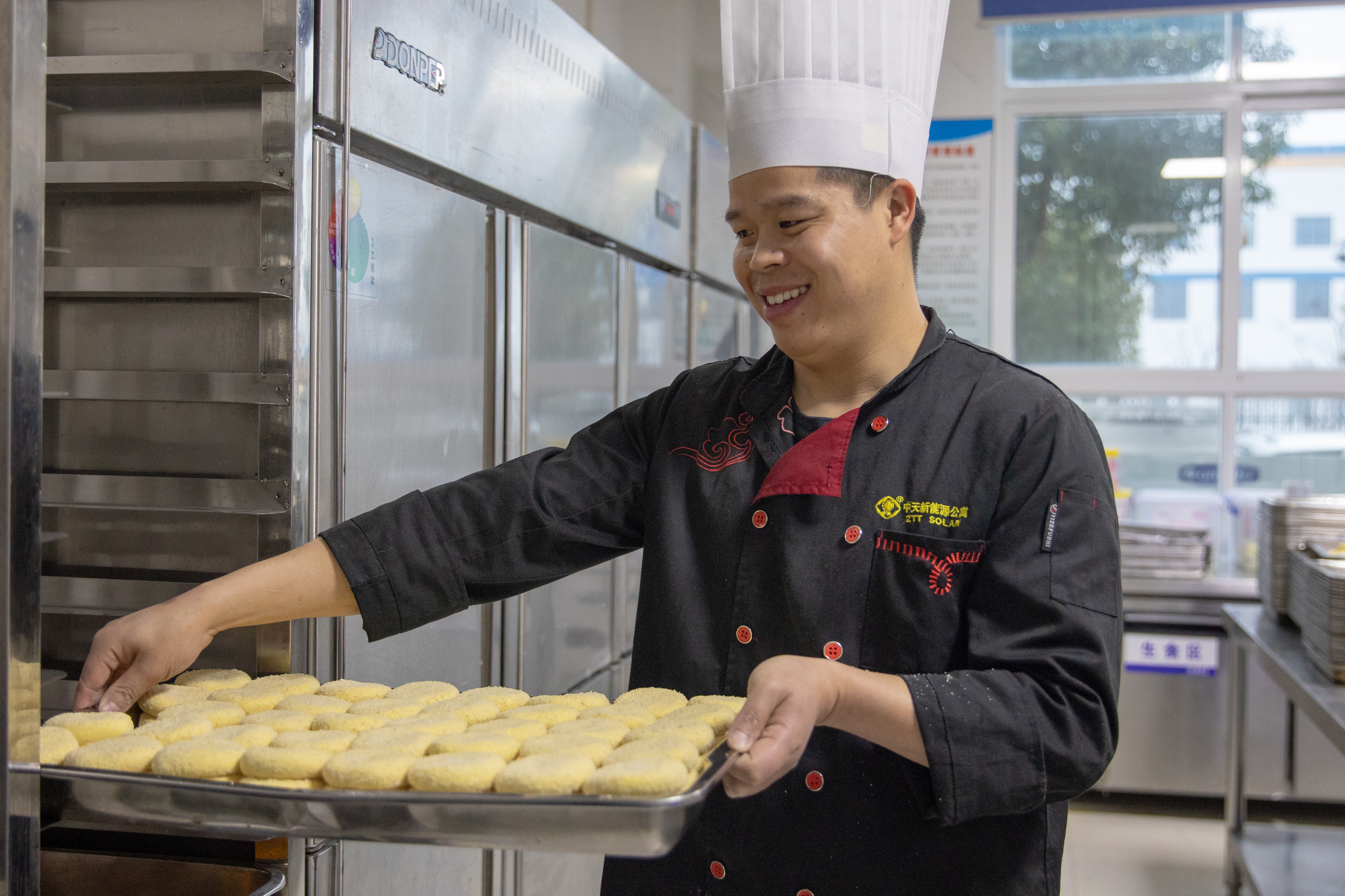 择一事，则精益求精——访中天新能源食堂点心师周正宏