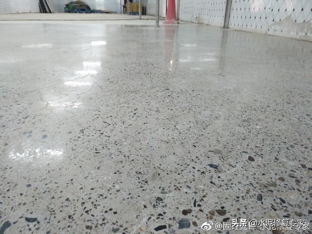 水泥地起砂是什么原因,家里水泥地起砂起灰怎么办