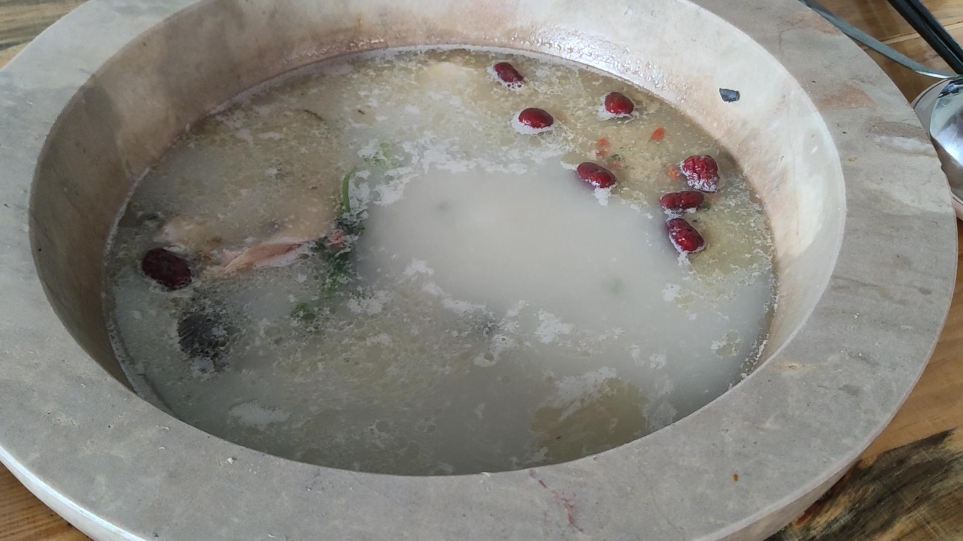 抚仙湖哪里吃铜锅鱼实惠,抚仙湖湖边哪里的石锅鱼最好吃