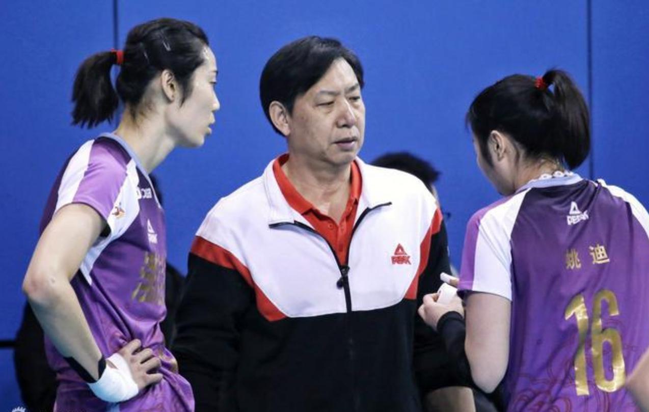 天津女排王宝泉最新状态,王宝泉率领女排红队亮相