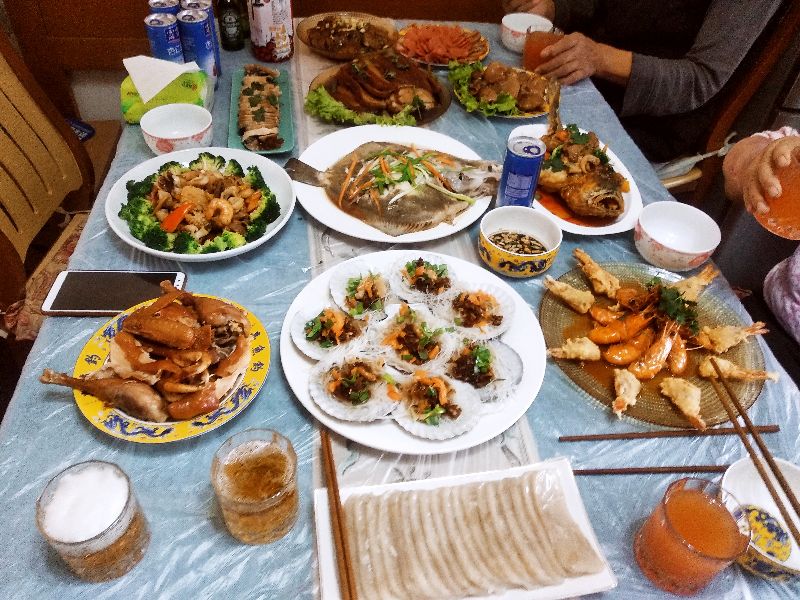 年三十来啦网友们纷纷晒出年夜饭,东北过年团年饭真丰盛有鱼有肉