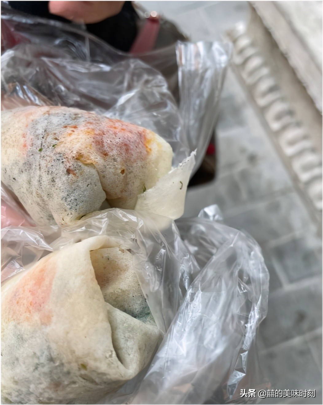母女俩路边卖面食,福建两母女