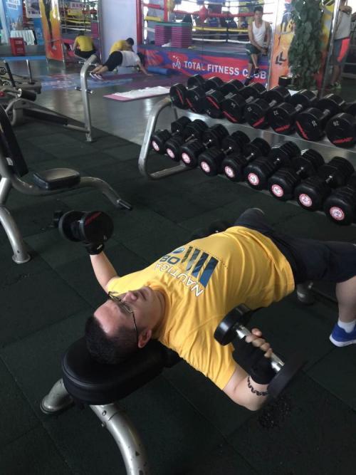 一对哑铃练胳膊和胸肌的动作,一对哑铃练出好身材健身教学