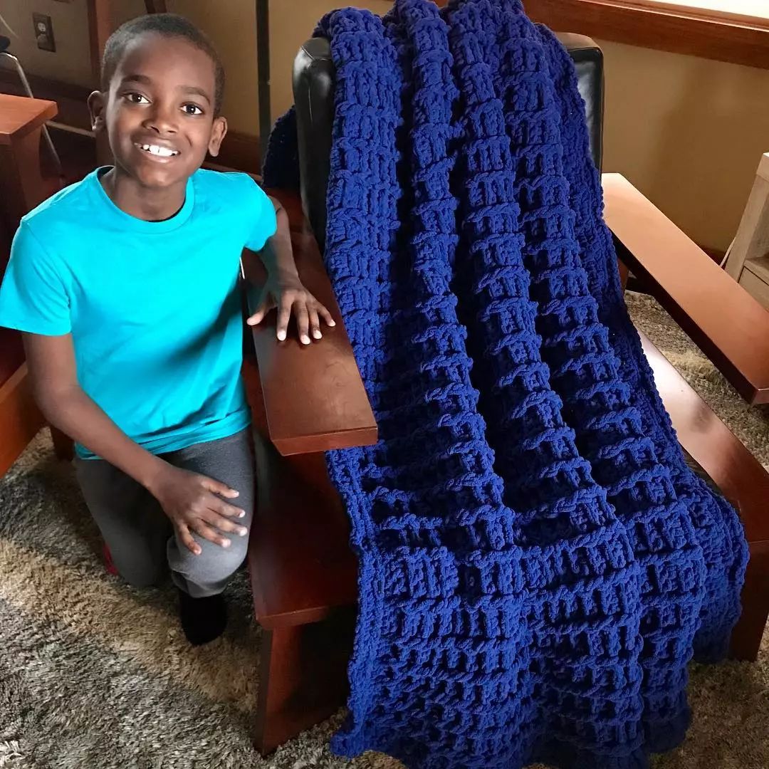 19万人看男生玩编织，他用钩针从弃婴，逆袭为美国“全民偶像”