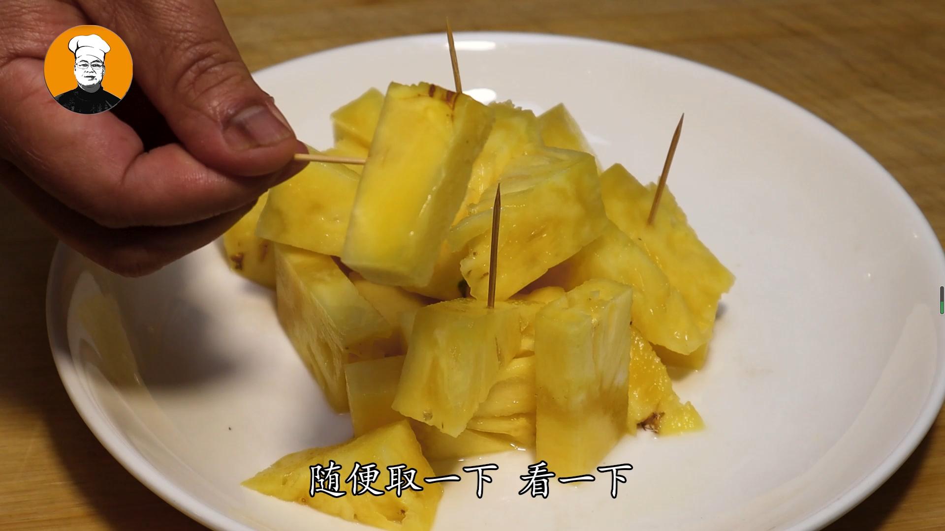 挑选菠萝什么样的又甜又好吃,菠萝好不好吃看这个位置就知道了