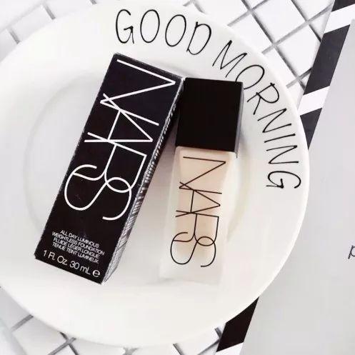 夏天什么粉底持妆最好用,兰蔻粉底和圣罗兰粉底哪个不脱妆