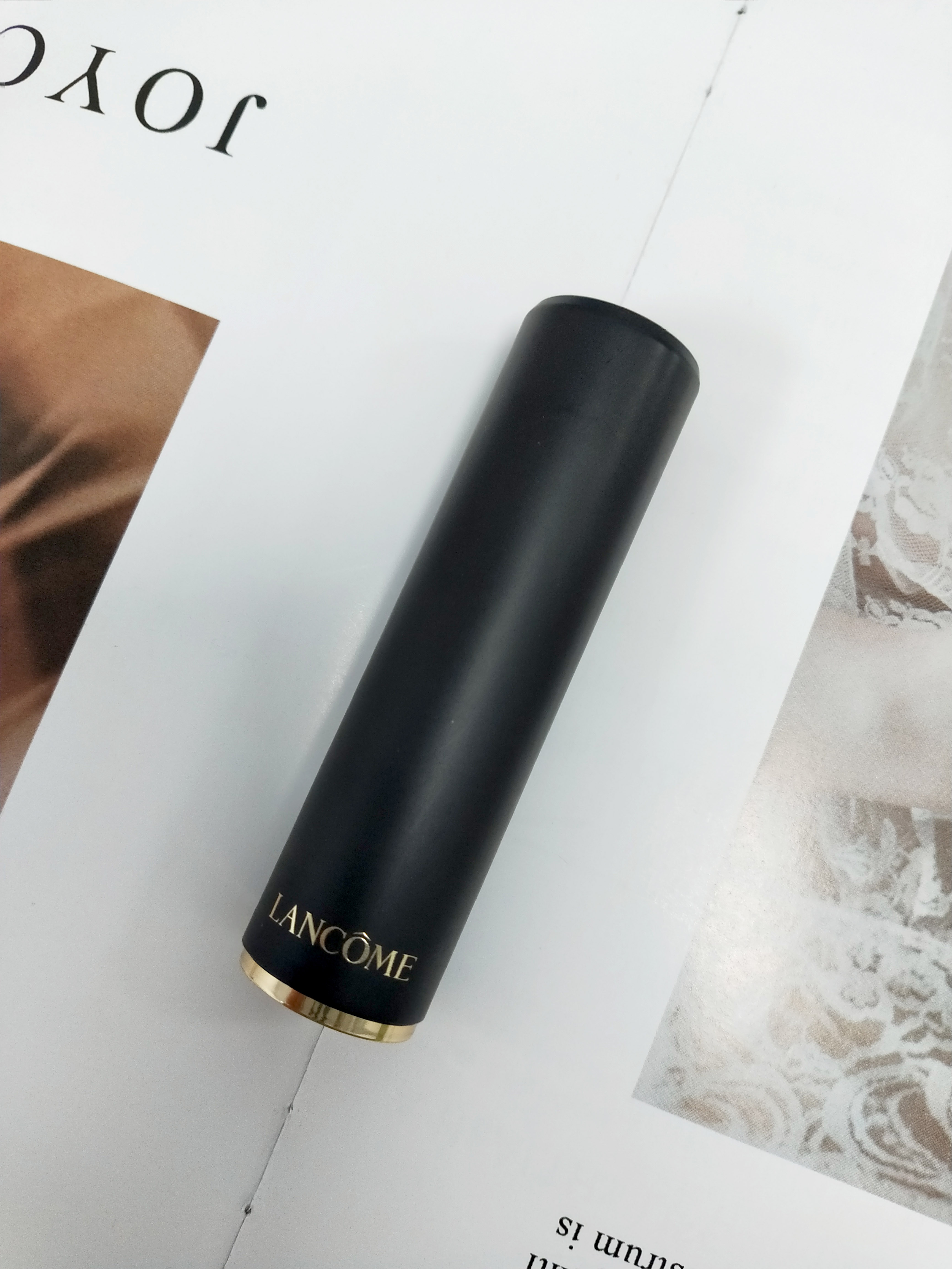 化妆包里都应该有什么,化妆包里必备的东西