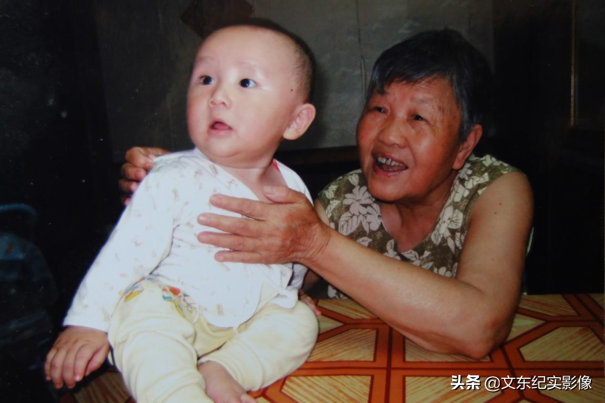 安徽6旬残疾老汉的“完美爱情”，小14岁良妻：他颠覆了我的三观