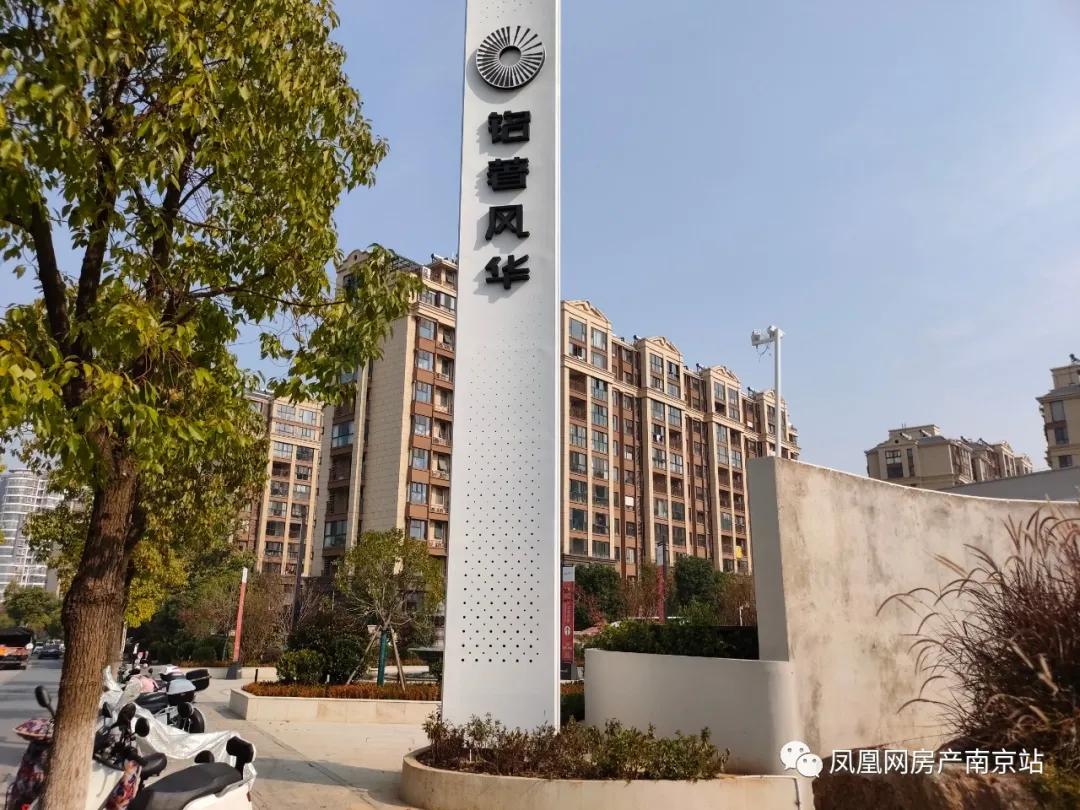 小区的开心农场,小区住户在院内玩开心农场