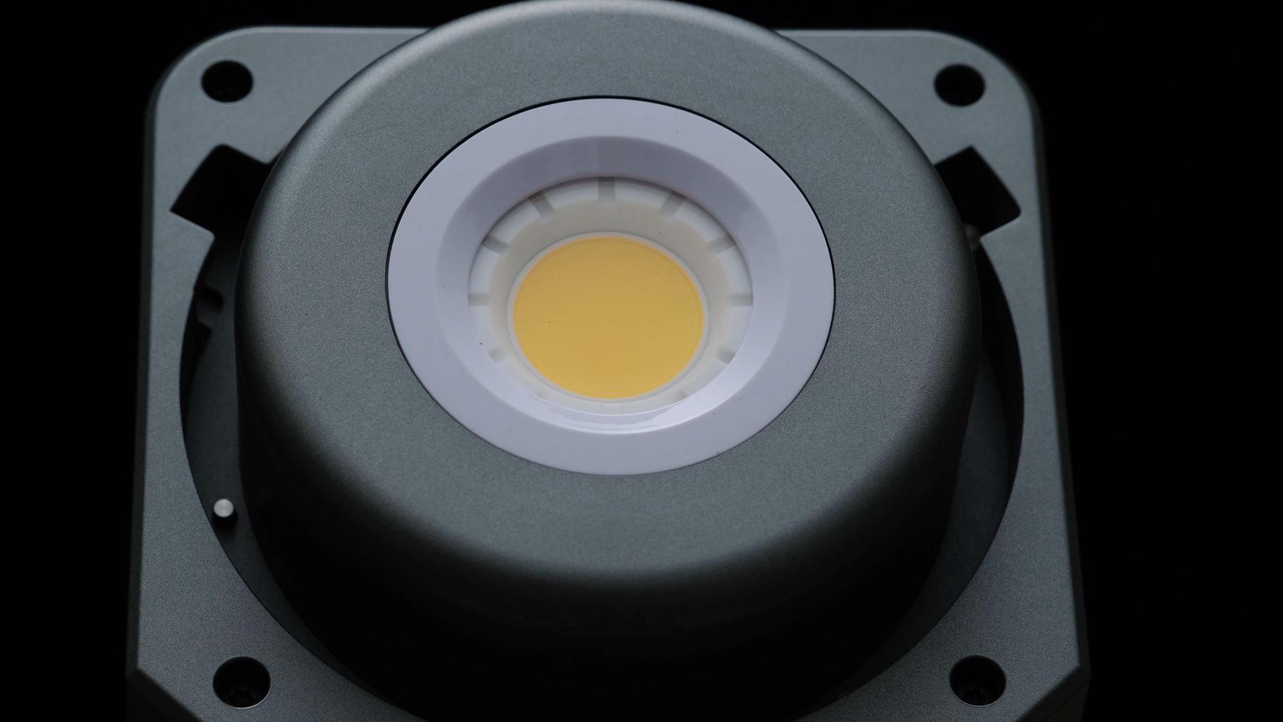 艾蒙拉100d和艾蒙拉100x,爱图仕艾蒙拉灯