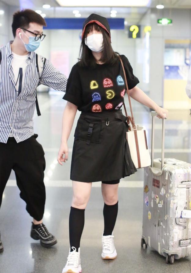 柳岩穿黑色吊带裙现身,柳岩穿吊带裙红裙