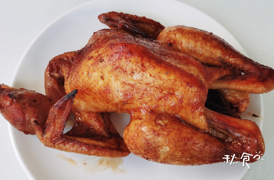 新鲜出炉的烤鸡香喷喷口水直流,家庭版秘制烤鸡外表焦黄内里香嫩