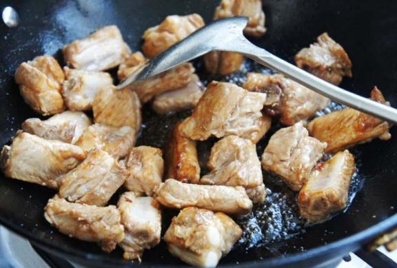 萝卜红烧排骨排骨软烂不柴的秘方,红烧排骨这样做味道鲜美软烂脱骨