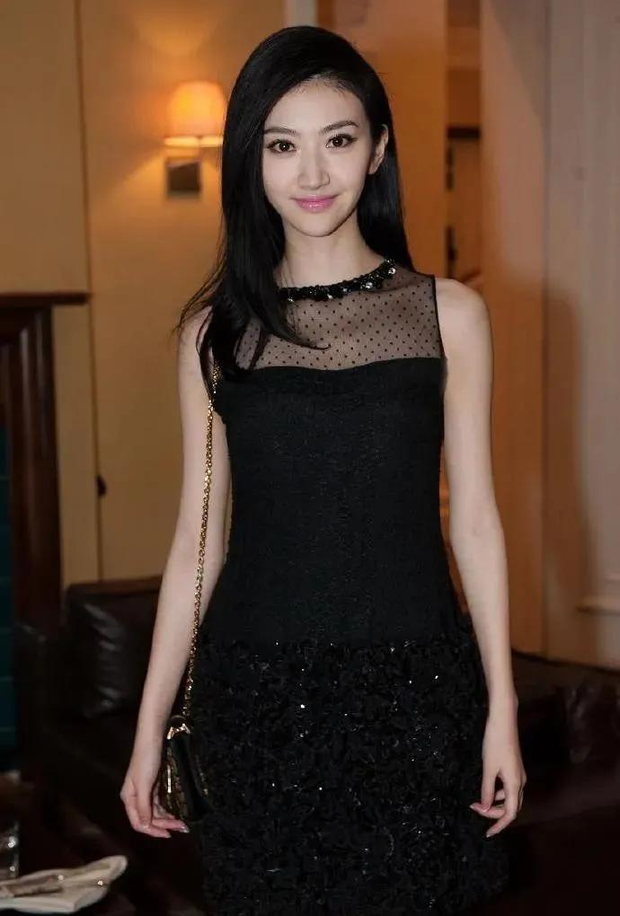 网上关于她整容的传闻屡见不鲜,自曝八年整容史