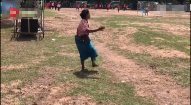 奶奶为孙子们加油,爷爷奶奶给孙子加油