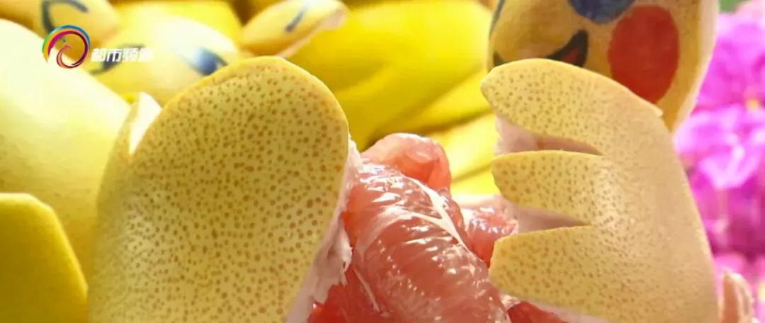 拿柚子皮玩出新花样!有人慕名前来学习,摊主:忙不过来了