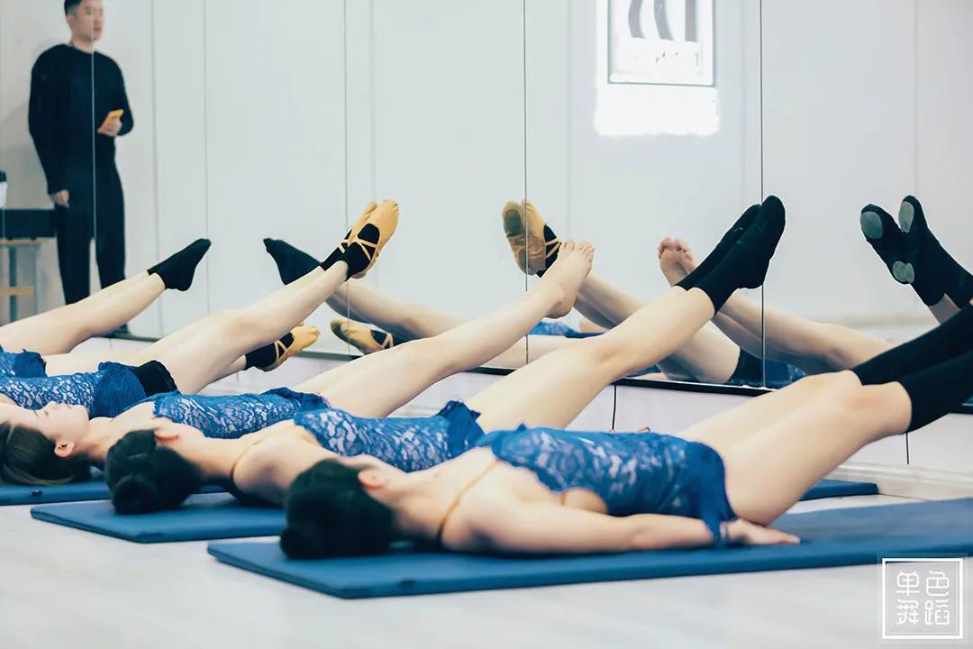 体能不好的学哪种舞,跳舞需要练哪些体能训练