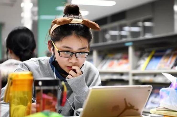 大学生“藤蔓字体”曝光，字体自由洒脱，老师：你随意，我也随意