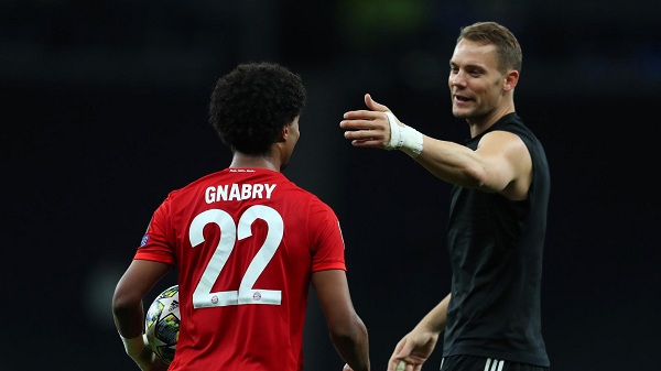 狂虐热刺功臣却被队友“铲飞”，纪念用球被踢到观众席，啥情况？