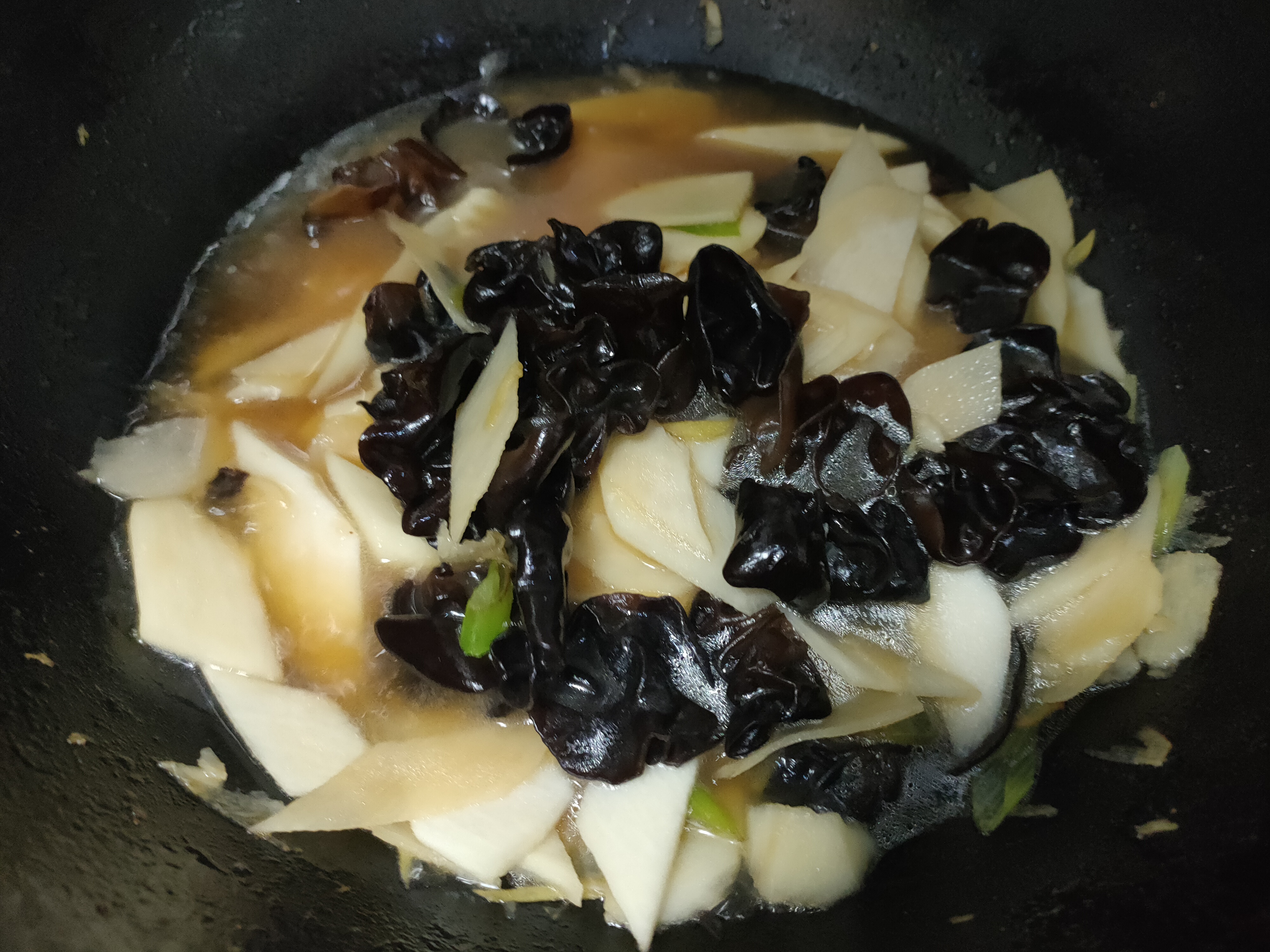 炒山药木耳的时候山药需要焯水吗,炒山药和生山药的功能区别是什么