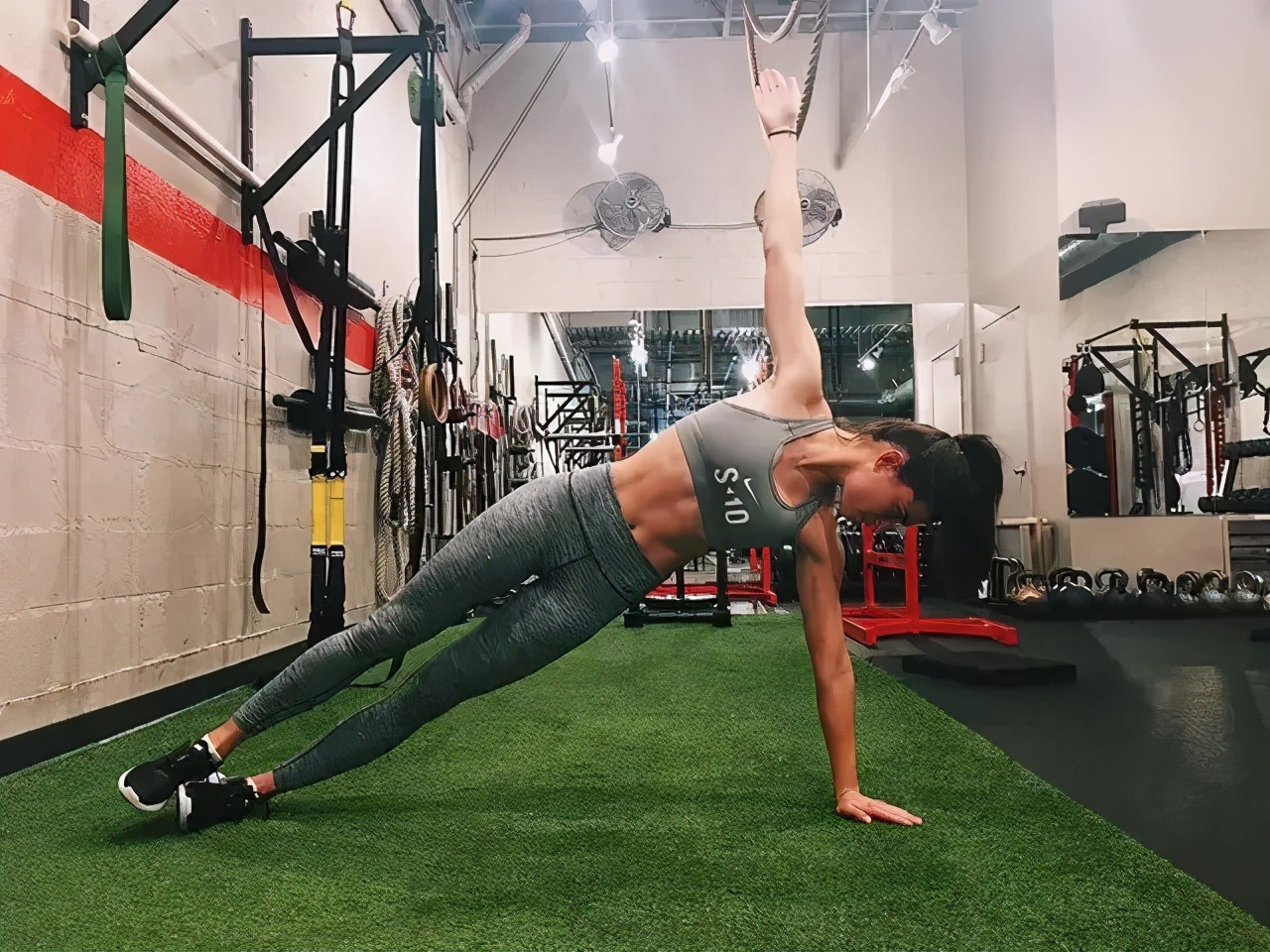 超模腹部健身动作 (超模身材健身动作)