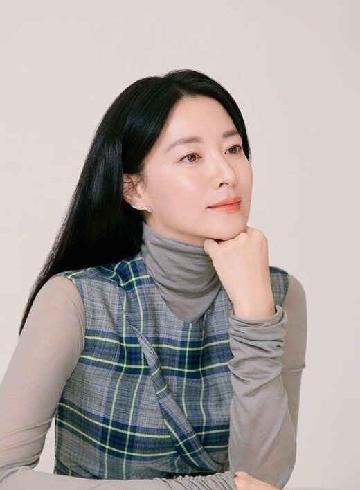 48岁李英爱新造型尽显知性美,48岁李英爱未修图曝光