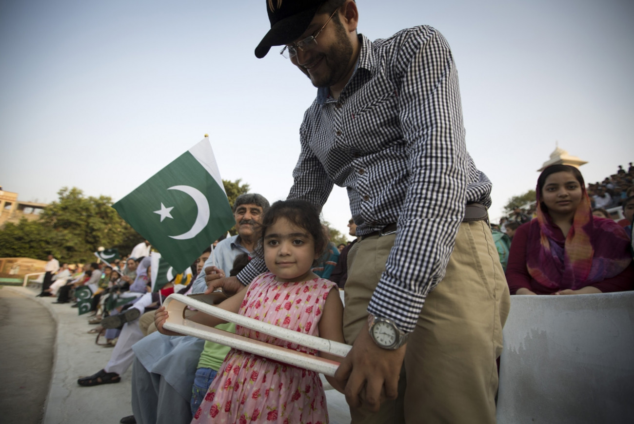 印巴边境降旗仪式为什么斗舞,印巴边境降旗仪式独腿表演