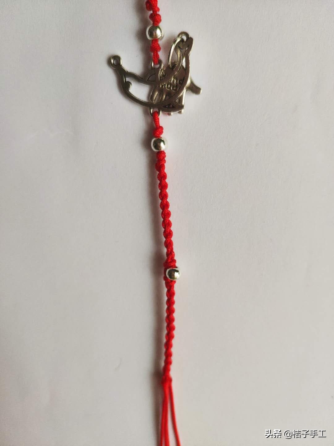 银饰弯管手链教程,足银双孔手链穿绳教程