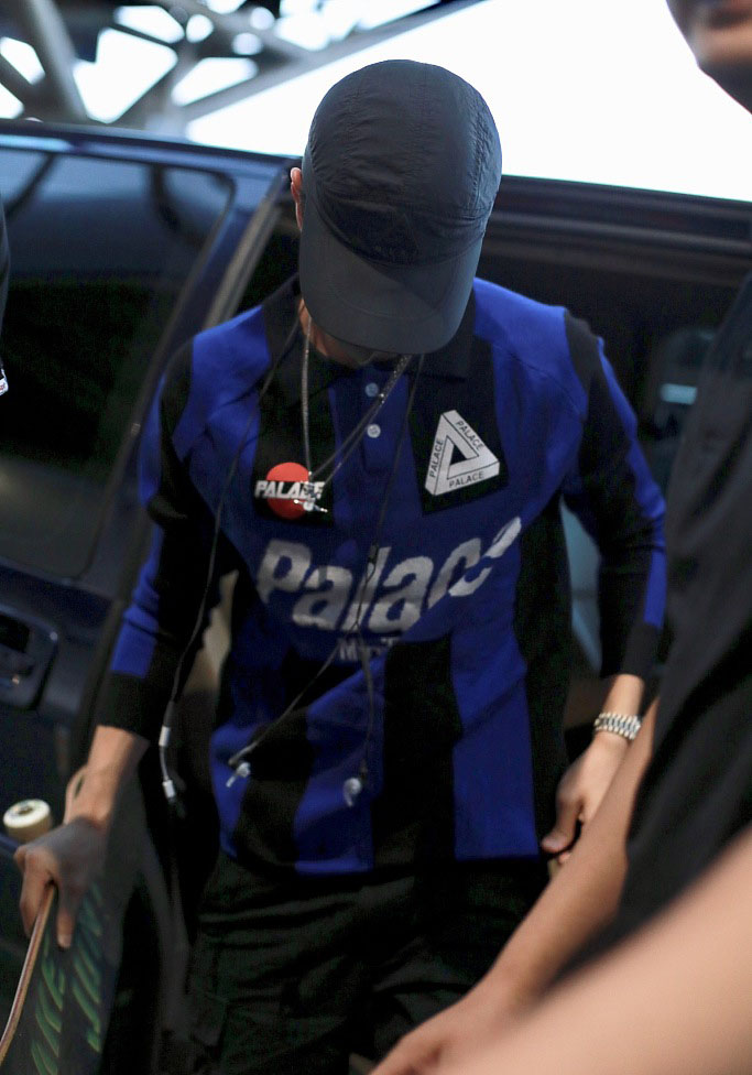 王一博牛仔服棒球帽舞蹈,王一博穿黑色短袖戴渔夫帽拿滑板