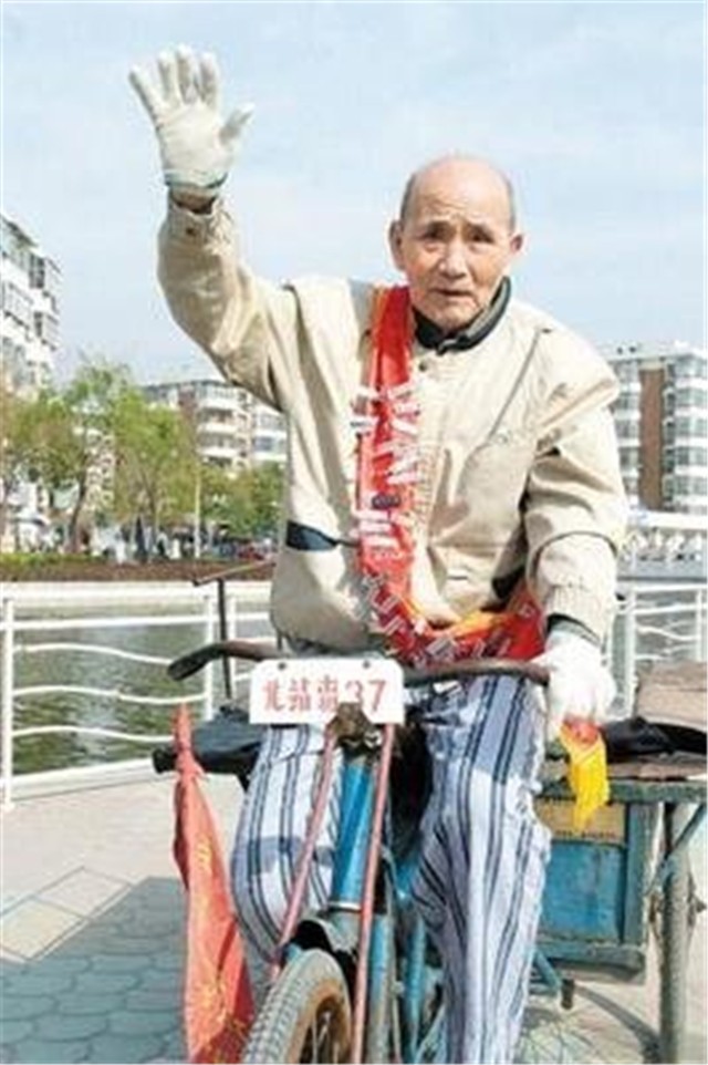 88岁白方礼：我老了，三轮车蹬不动了，这是给孩子们的最后一笔钱