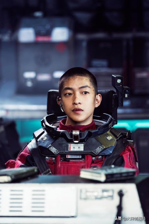 他自称红过周杰伦帅过周润发，也曾落魄潦倒，一辈子做到黄金配角