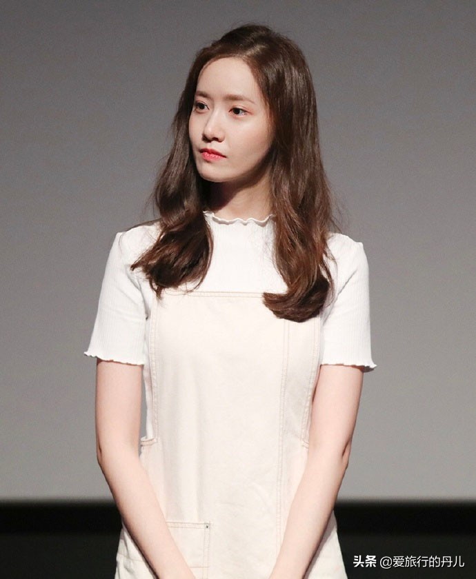 韩国美女林允儿礼服高清,林允儿身着白t恤