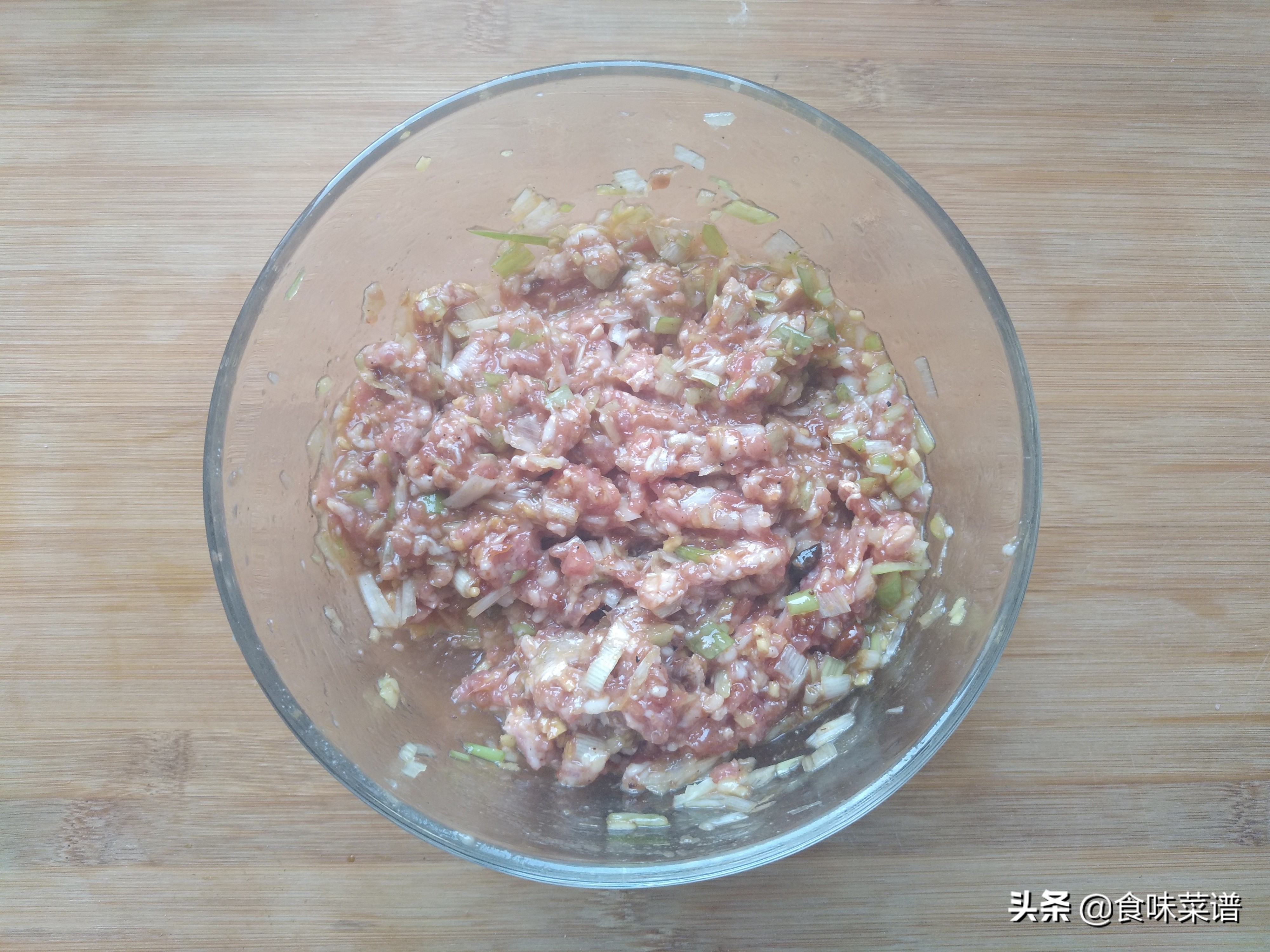 白菜肉包最好吃的做法，色香味美，松软不塌陷，原来做法这么简单