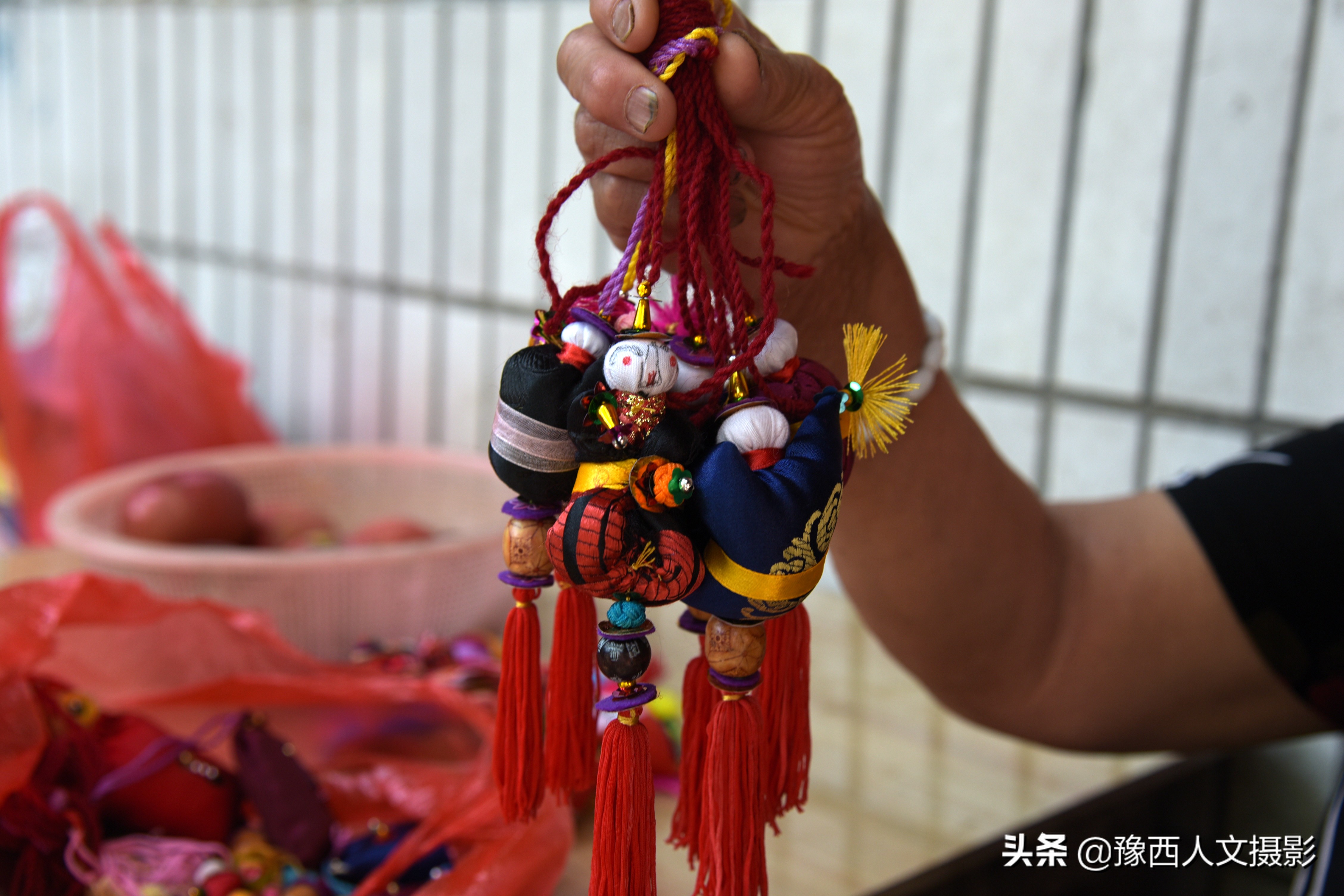 山乡大娘打手灯做缝纫，12块布头缝制传统香包，一年卖不够800元