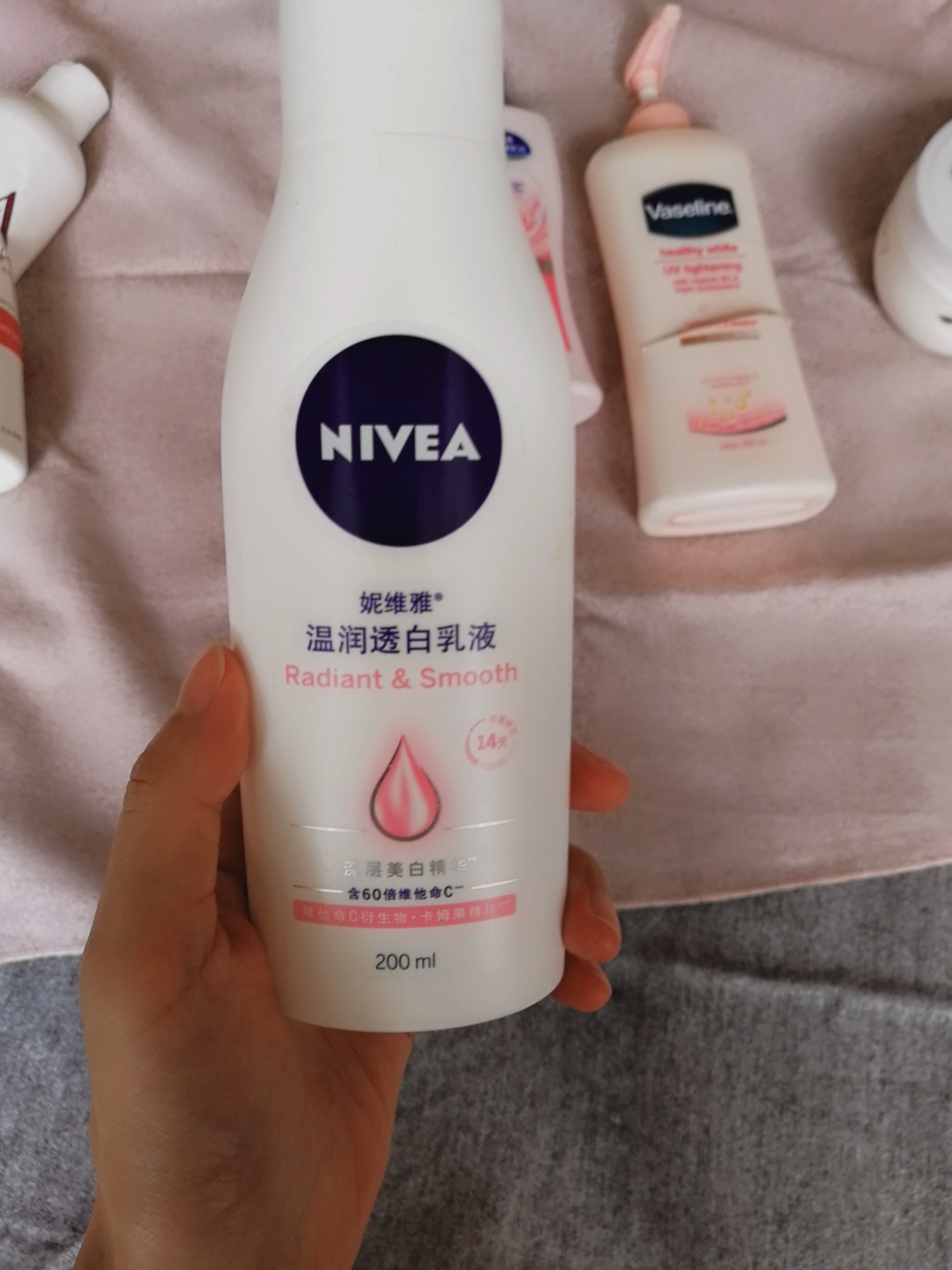 用真正的空瓶来向清贫少女们推荐二三十块钱的平价身体乳