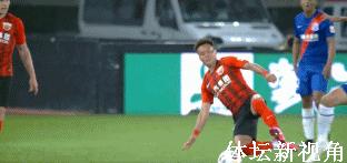 足球场上在裁判眼皮底下犯规,上港国脚暴力飞铲