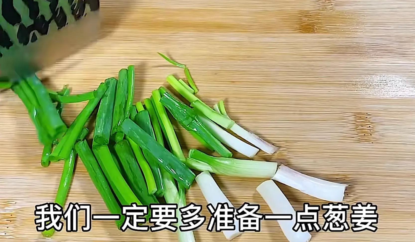 做清蒸鱼时万万不可放盐和料酒,清蒸鱼最忌放盐和料酒