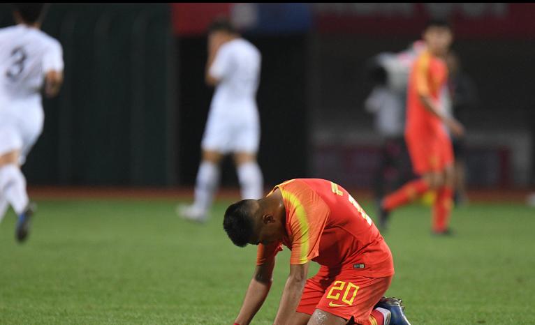 连大学校队也输的这支国足终于赢球了，球迷：下一场现原形！