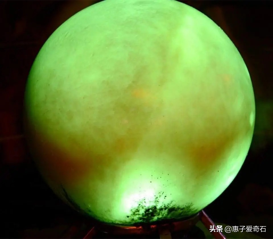 在大山捡到发光的石头有什么危害,网上卖的发光夜明珠对人体有害吗