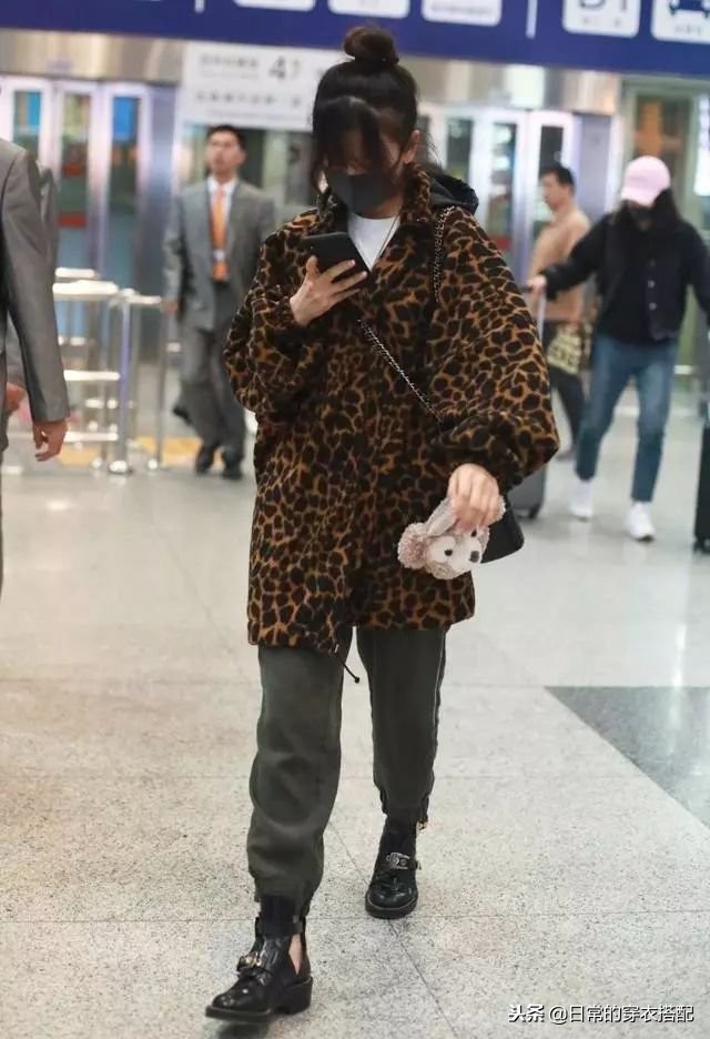 来看机场女王杨幂穿搭,杨幂穿搭机场秀
