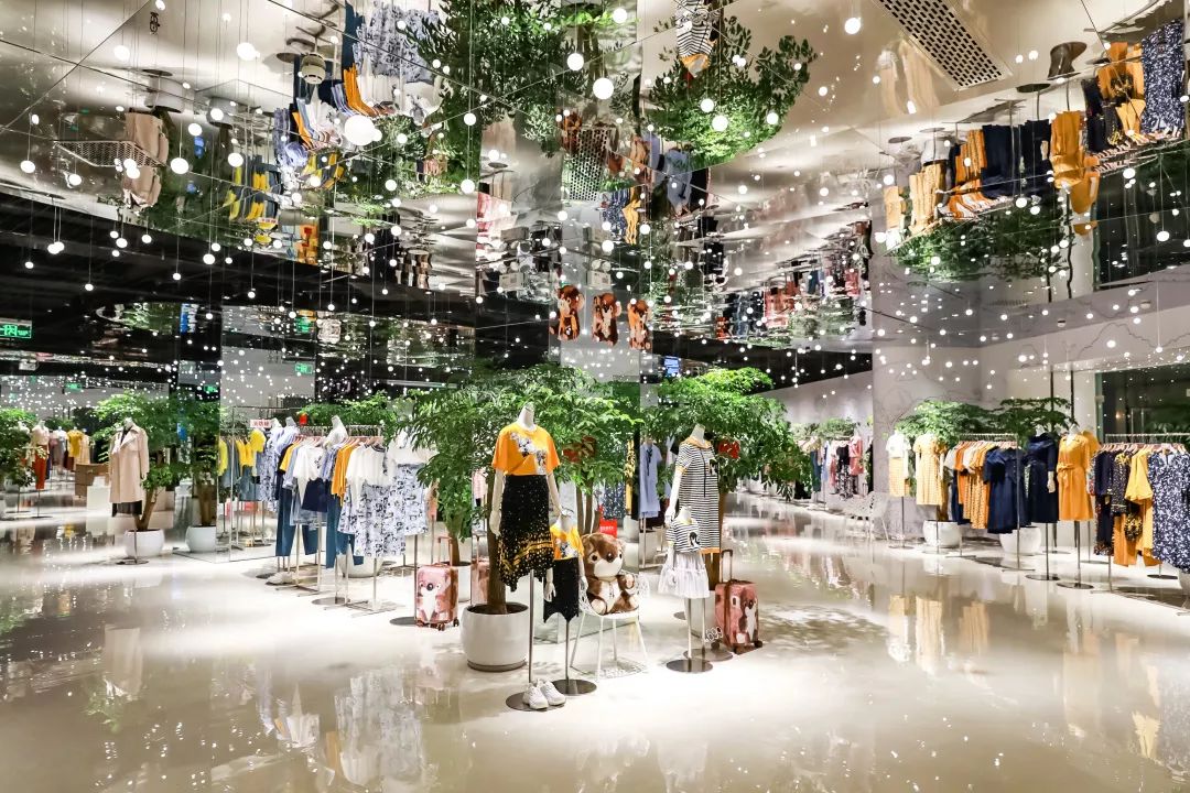 这个品牌把星空搬进店里，路过的人都大呼：太惊艳了