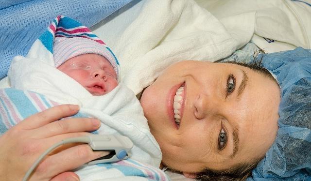 女人生孩子为什么先剪脐带,女人生小孩后为啥要缝针