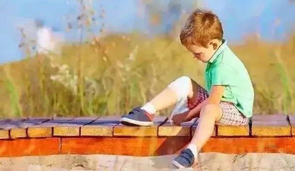 小孩昨天右脚痛今天说左脚痛,孩子昨晚起来左腿膝盖疼