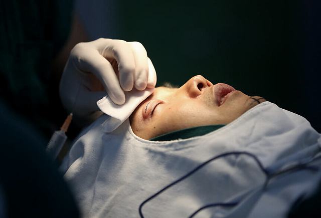 2005年背母上学，10年后变性成女人的刘婷，如今怎样了？