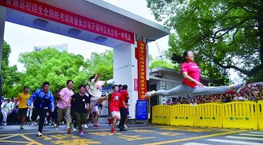 开心到劈叉什么梗,开心到劈叉出处